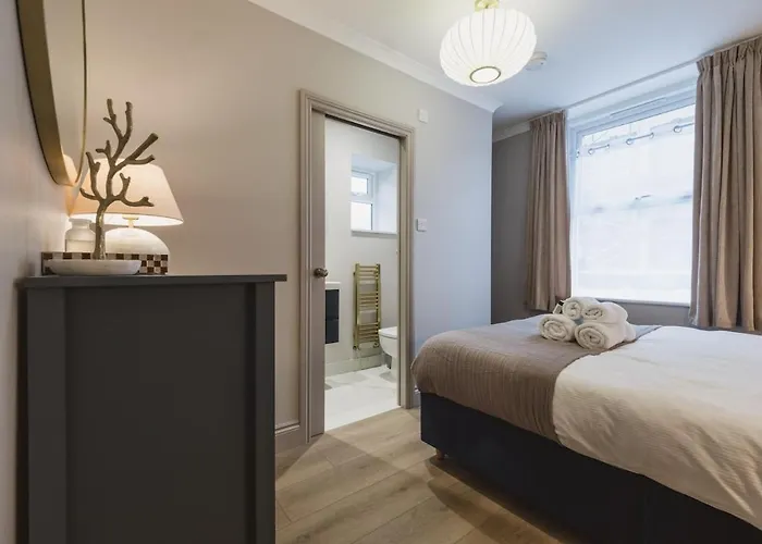 Riverside - High-end Southville Escape Bristol