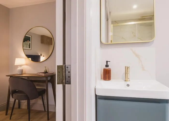 Riverside - High-end Southville Escape Apartament